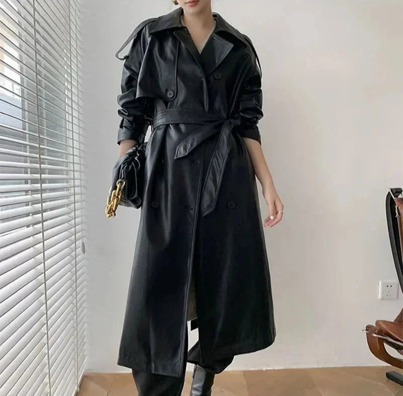 Elegants Schwarzes Langes Veganer Leder Trenchcoat Mit Gurt Für Damen | Ideal für den Winter