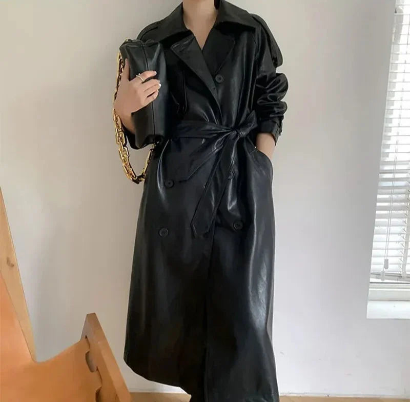 Elegants Schwarzes Langes Veganer Leder Trenchcoat Mit Gurt Für Damen | Ideal für den Winter