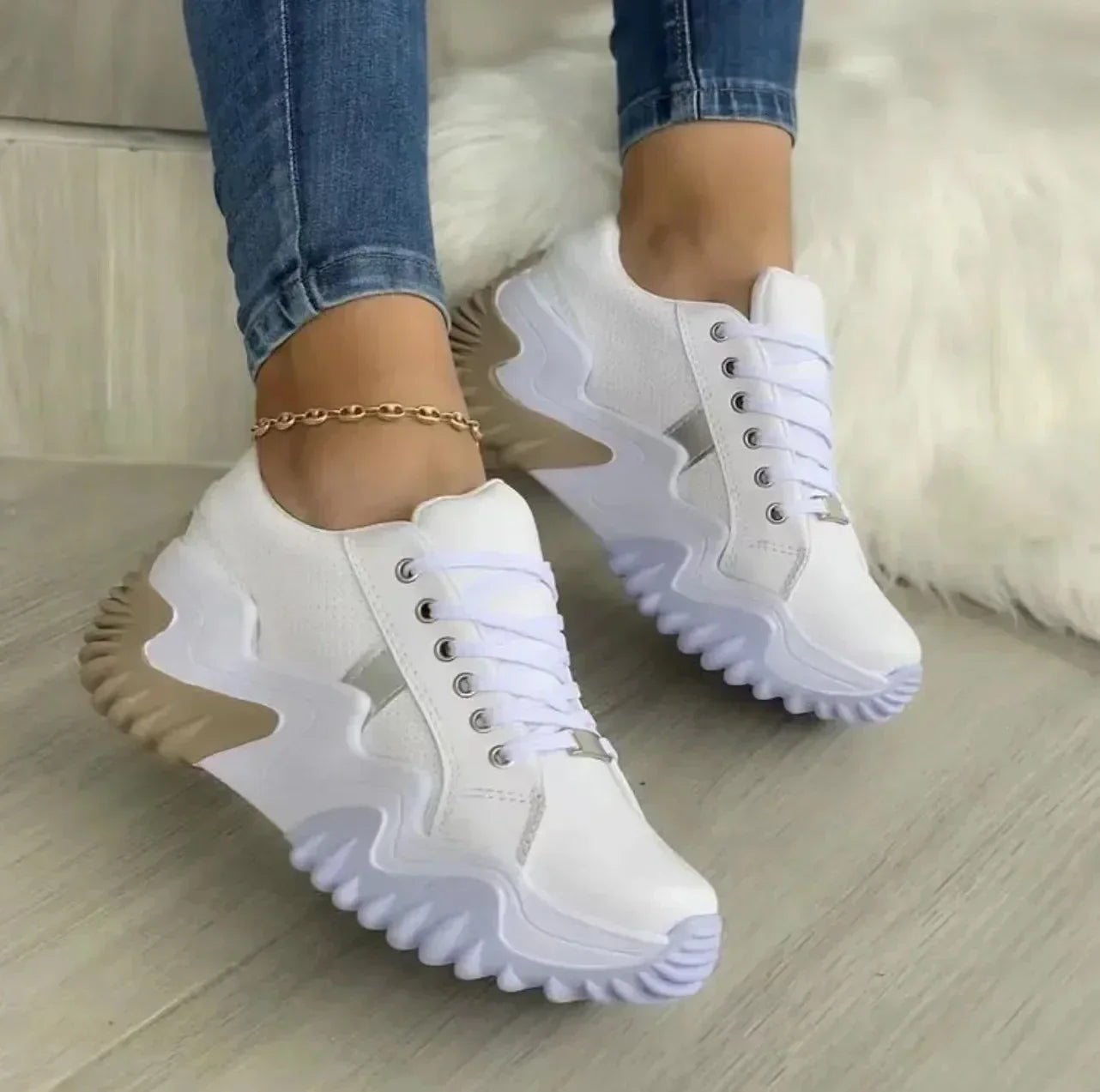 Klobige Weiss Schnür-Sneaker mit Beige und Silber-Akzente für Damen | Ideal für jede Jahreszeit